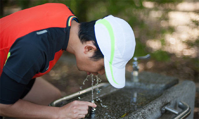 饮用被污染的水，容易危害健康导致疾病