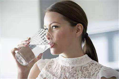 如何喝水使我们保持健康